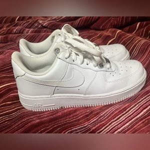 White Nike Airforce 1s women’s size 8. Only worn twice-like new! NO creases!!
